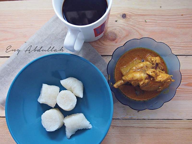 Breakfast pagi ni, lemang segera dan kari ayam 