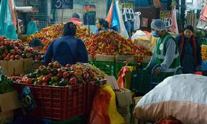 Un agente del banco de alimentos compra en un mercado mayorista de Lima; Perú.