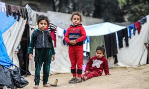 Niños palestinos desplazados se refugian en Rafah, en el sur de Gaza.