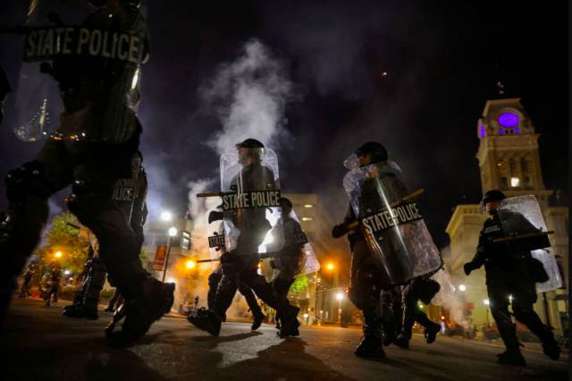 Protestos voltam às ruas dos EUA contra impunidade policial