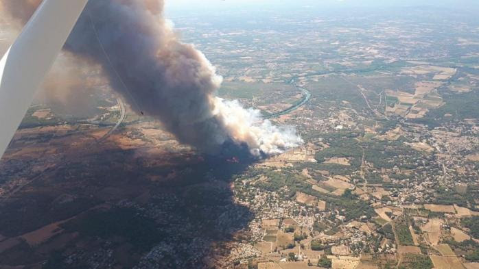 Incendie dans le Gard : le feu a été fixé dans la nuit de dimanche à lundi "après une longue lutte", six pompiers blessés dont un grave