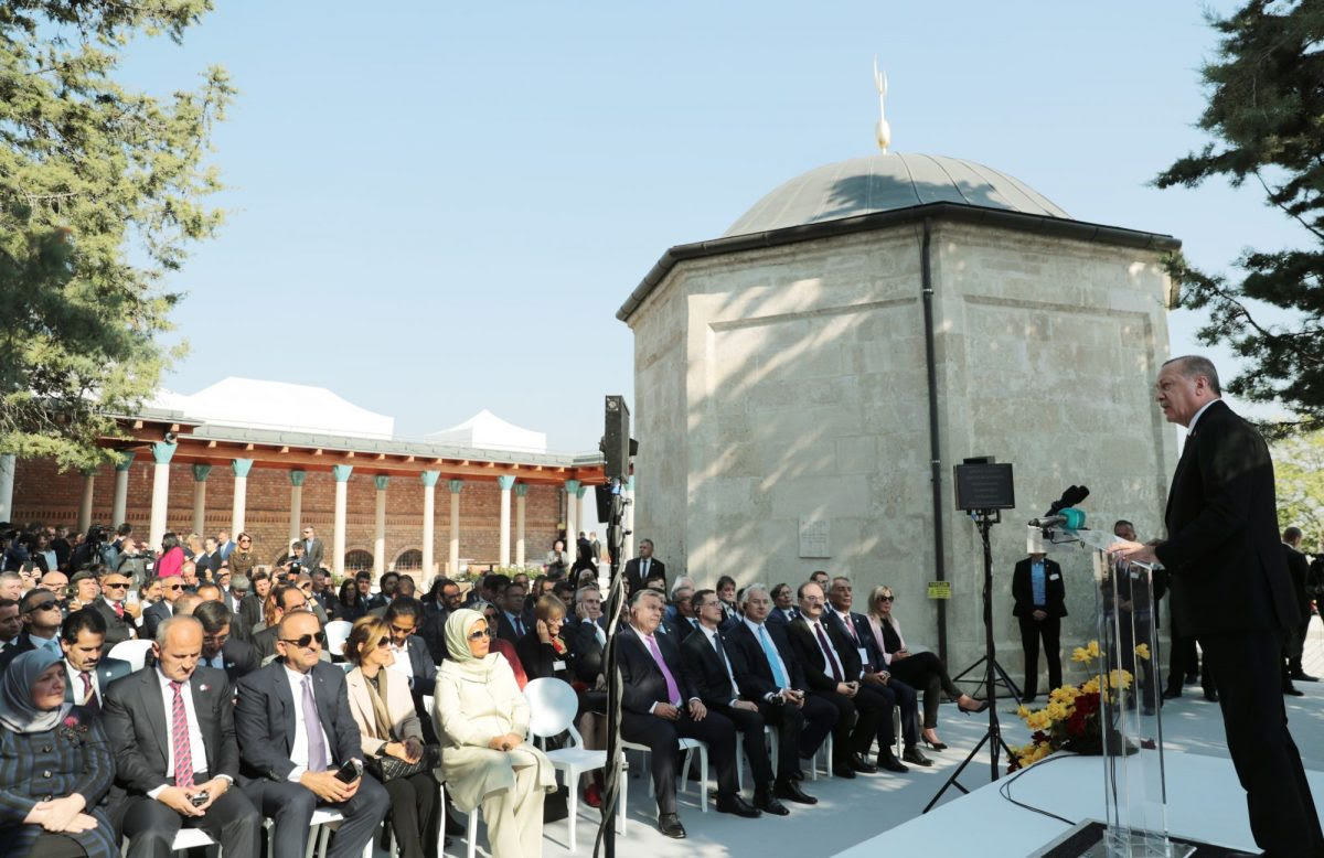 Erdogan lábai előtt csúszott-mászott Orbán, és a török hódoltságot méltatta Gül Baba türbéjének átadóján