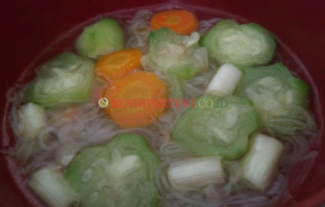 Setelah itu potong bakso, fish roll dan putih telur rebus sesuai selera. Membuat Sup Gambas Bihun Sehat Benih Pertiwi