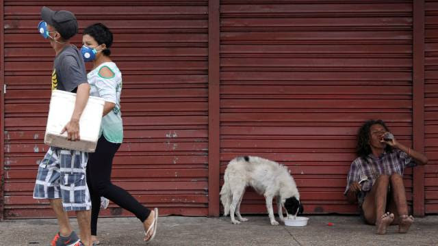 Brasil ultrapassa as 1.000 mortes, enquanto adesão ao isolamento diminui em São Paulo, epicentro da doença