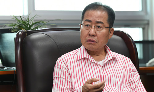 홍준표 의원은 윤석열 전 검찰총장을 넘어야 하고, 윤 총장은 홍 의원의 견제를 돌파해야 할 운명이다. ë‹¨ë… í™ì¤€í'œ ë¬¸ ì •ê¶Œ ì´ì²´ì  êµ­ì • íŒŒíƒ„ìœ¼ë¡œ ì—°ë§ì— ë¬´ë„ˆì§ˆ ê²ƒ ëŒ€ì•ˆì„¸ë ¥ ì—†ì–´ ê±±ì • í™©ìš©í˜¸ì˜ ä¸€ç­†æ®ä¹‹ ì„¸ê³„ì¼ë³´