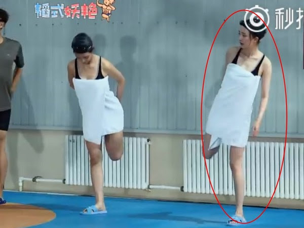 楊冪爆乳連身泳衣大解放! 「1個孩子的媽」身材超不科學 - Love News 新聞快訊