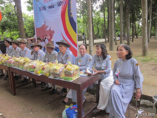 Giờ trao phần trưởng cho các Trại sinh ưu tù – Hình IBIB