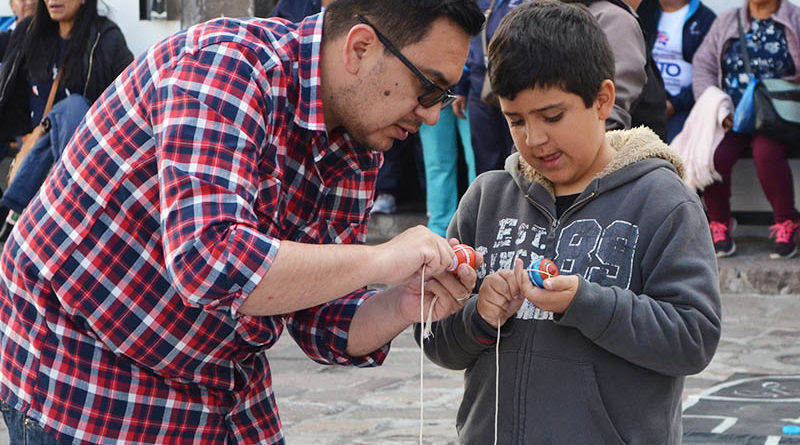 Los juegos tradicionales y populares pertenecen a la época donde no existía la tecnología, niños de todas las edades preferían salir a los parques a jugar con sus amigos en lugar de quedarse en casa con teléfono celular. Viva Las Fiestas De Quito En Los Museos De La Ciudad Quito Informa
