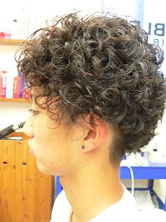年のベスト メンズ くるくる パーマ ヘアスタイルコレクション