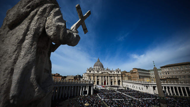 Homem despido sobe ao altar do Vaticano para contestar guerra na Ucrânia