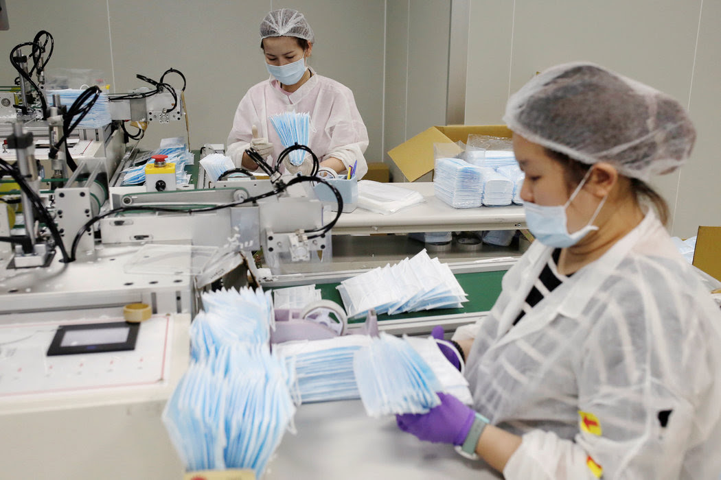 本月初，台灣桃園的一條醫用口罩生產線。