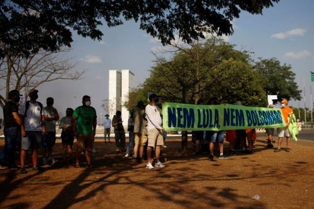 Terceira via ganha atenção do eleitor, mas ainda corre atrás de apoio popular