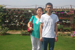 Hao Zhiwei with her husband.