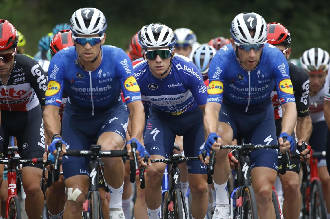 Een mopperende evenepoel gebaarde meermaals naar achter dat er overgenomen moest worden. Remco Evenepoel Nicht Mehr Gefahrdet Grenzecho