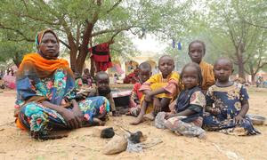 Familia sudanesa refugiada en un pueblo de Chad cercano a la frontera con Darfur.