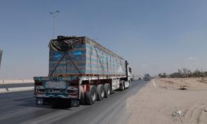 Camiones cargados de botellas de agua potable se dirigen a Al Arish, ciudad situada a unos 32 km al sur de la frontera con Gaza.