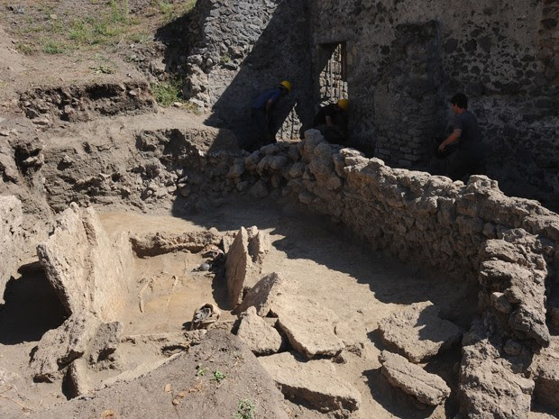 Ossos e objetos de cerâmica foram encontrados em tumba samnitas do século 4, nas ruínas de Pompeia, na Itália, na segunda (21) (Foto: AFP Photo/Mario Laporta)