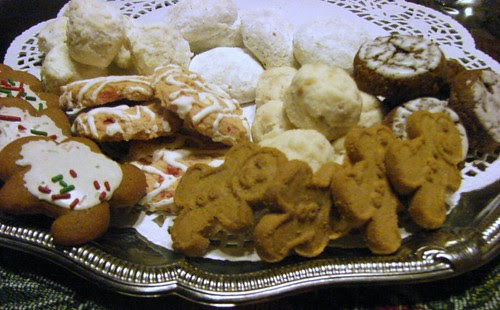 Cut out gingerbread men using the cookie cutter and place them 1 inch apart on the baking sheets. Dave S Cupboard Archway S Incredible Holiday Cookies