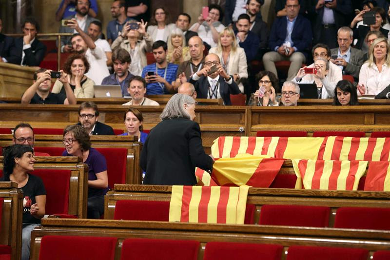 Actuall-BanderasParlamentoCataluña_060917.jpg