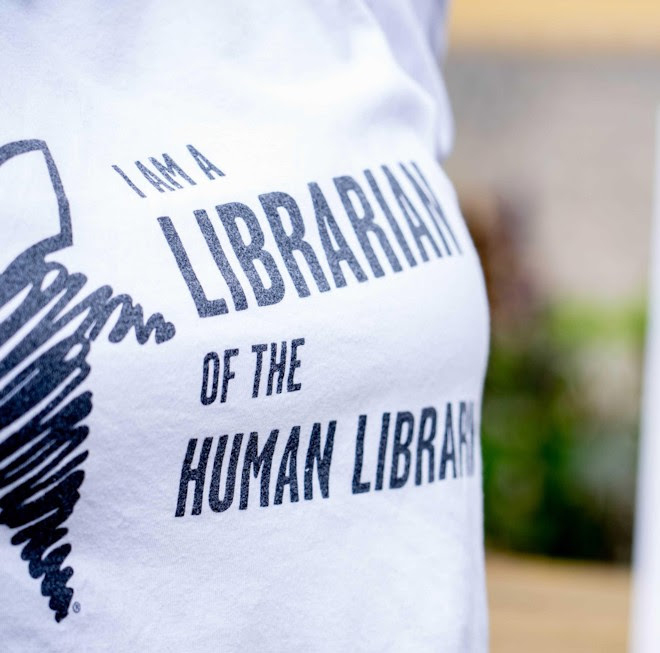 ένα λευκό μπλουζάκι με "I'm a librarian of the human library"