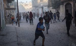 Varios habitantes de la ciudad de Rafah, en la Franja de Gaza, huyen de un ataque con misiles.