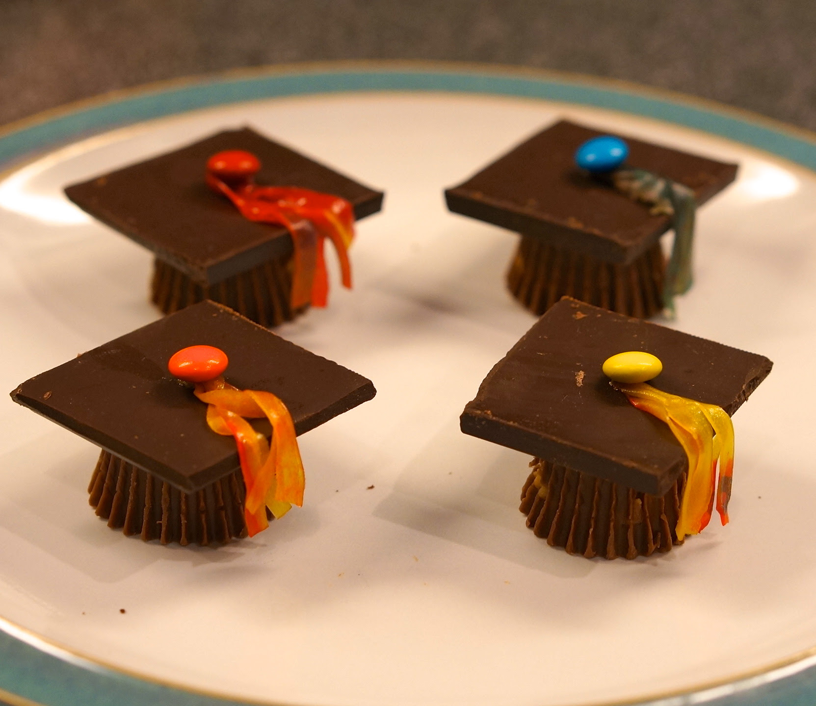 Graduation season is right around the corner, and that means so are a lot of tears, excitement, growing up and, of course, parties! Adorable Chocolate Graduation Cap Dessert