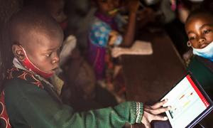 Ishimwe Fabrice es un niño ruandés de 8 años. Después de recibir una tableta, mejoró sus interacciones con sus compañeros de clase.