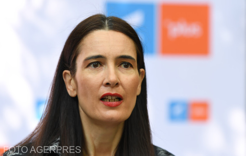 Clotilde armand descoperă mereu alte şi alte netrebnicii făcute la sectorul 1, sub mandatul de clotilde armand descoperă noi cheltuieli aberante, în dispreţul banului public, făcute de primarul pd. An Exhibition In The Town Hall Of Sector 1 Brings Up New Disadvantages With Psd Clotilde Armand Is Surrounded By Devils Without A Bra What Is There To See They