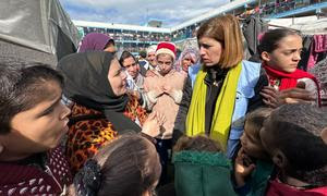 Juliette Touma, directora de comunicaciones de UNRWA, visitando el campamento de Deir Al-Balah, en el sur de Gaza, en enero de 2024.