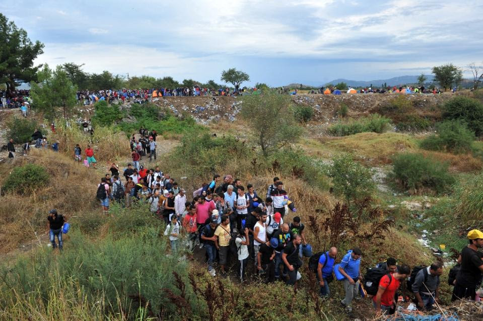 Refugees and illegal migrants making their way from Greece to Macedonia to continue into EU Photo: AP Photos/ Sakis Mitrolidis 