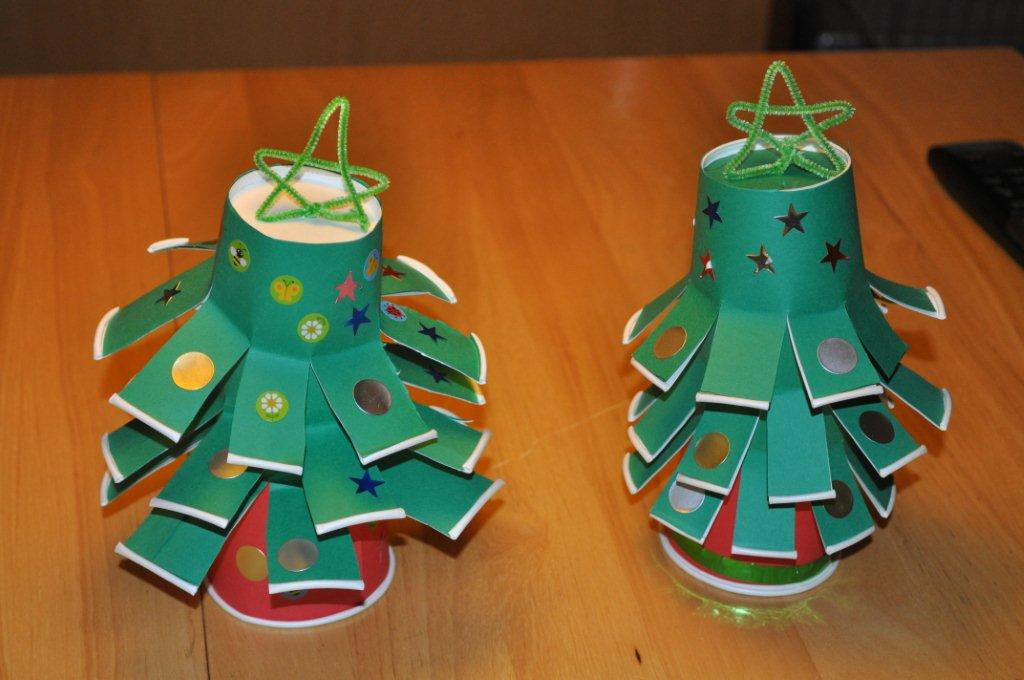 子供向けぬりえ 綺麗な紙 コップ クリスマス ツリー