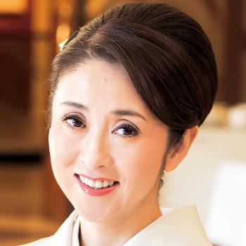 ファッショントレンド 心に強く訴える50 代 綺麗 な 女性
