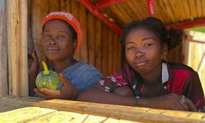 Dos mujeres miran desde un quiosco en un pueblo de Ifotaka, en el sur de Madagascar.