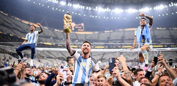 Messi ergue troféu da Copa do Mundo como campeão pela Argentina