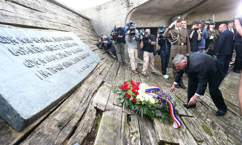 Jasenovac 22 April 2016 President of Croatian Parliament Zeljko Reiner lays a wreath to honour te memory of victims of the Holocaust Those perished in the camp betweek 1941-1945 Photo: Slavko Midzor/Pixsell