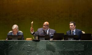 Dennis Francis (en el centro), presidente de la 78ª sesión de la Asamblea General de las Naciones Unidas, preside la apertura del Debate General.