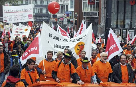 Centenares de personas participan en las celebraciones del Primero de Mayo en Berlín, Alemania.