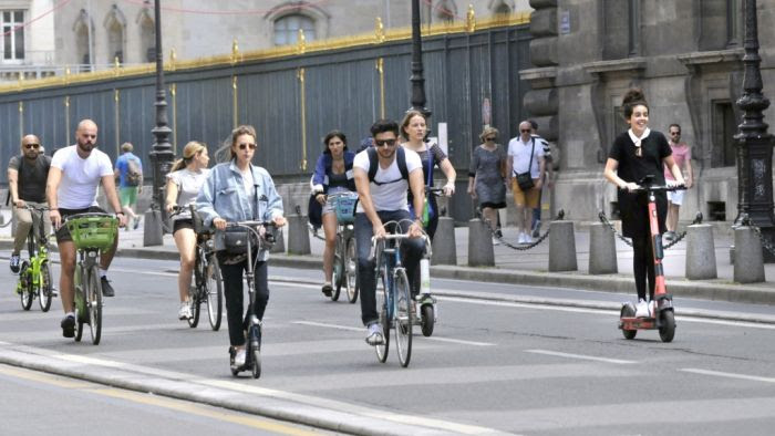 Piste cyclable rue de Rivoli, dans le 1er arrondissement de Paris