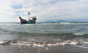 Un barco que transportaba refugiados rohingya a través del mar de Andamán permanece anclado en alta mar después de que los refugiados desembarcaran en una playa de Aceh, Indonesia, el 8 de enero de 2023.