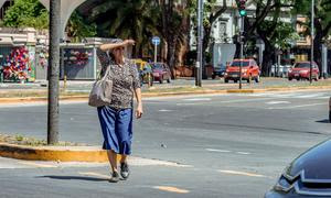 Una mujer caminando en la ciudad argentina de Buenos Aires