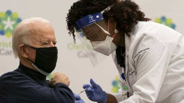 Joe Biden se vacina contra o coronavírus diante das câmeras