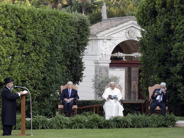 O papa Francisco, o presidente de Israel, Shimon Peres, e o presidente da Autoridade Nacional Palestina, Mahmoud Abbas, iniciaram oração neste domingo (8) nos Jardins do Vaticano (Foto: AP Photo/Gregorio Borgia)