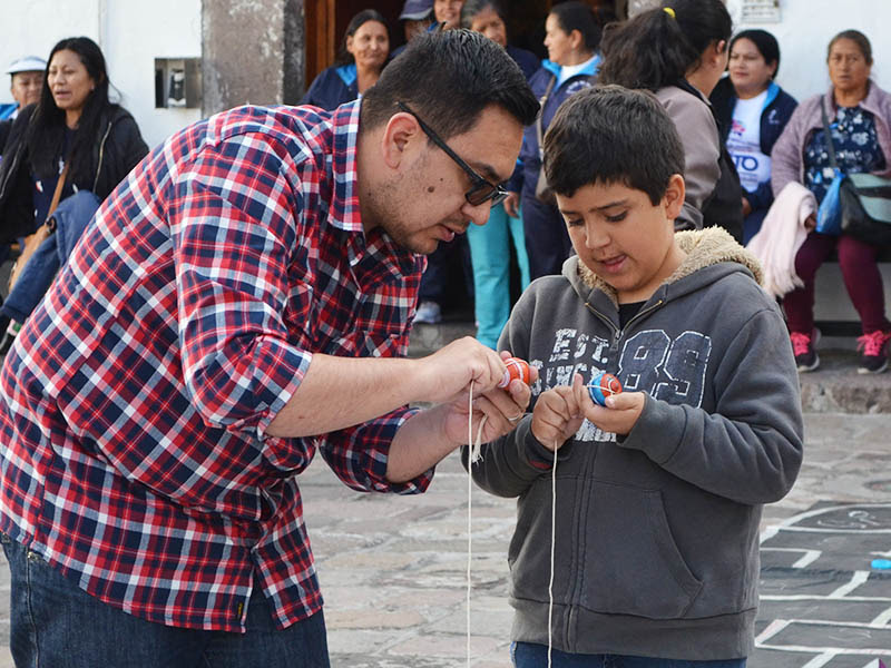 Los juegos se han vuelto parte de la vida diaria de los niños y adultos, tanto que sin ellos no tendríamos los juegos tradicionales son aquellos medios de diversión que los niños han utilizado por generación y que se han desarrollado con el fin de fomentar. Juegos Tradicionales Quito Informa