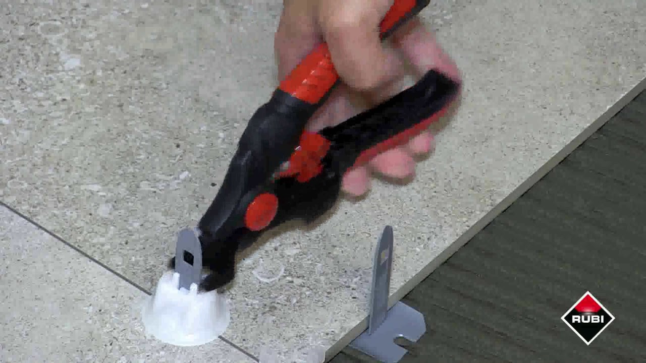 Vous aurez pris soin d'étaler la colle avant de poser le croisillon auto nivelant. Les Croisillons Autonivelants Les Carnets Du Bricolage Diy