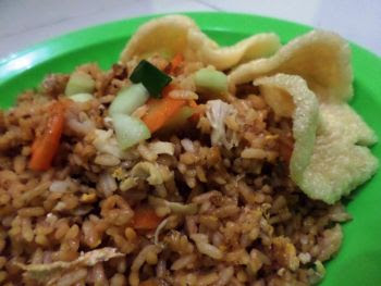 Nasi goreng sederhana nan enak rasanya siap dihidangkan. Resep Nasi Goreng Praktis Sederhana Bahan Bahan Cara Membuat Kerjanya