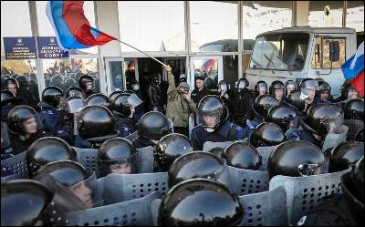 Policías ucranianos custodian un edificio oficial en Donetsk.