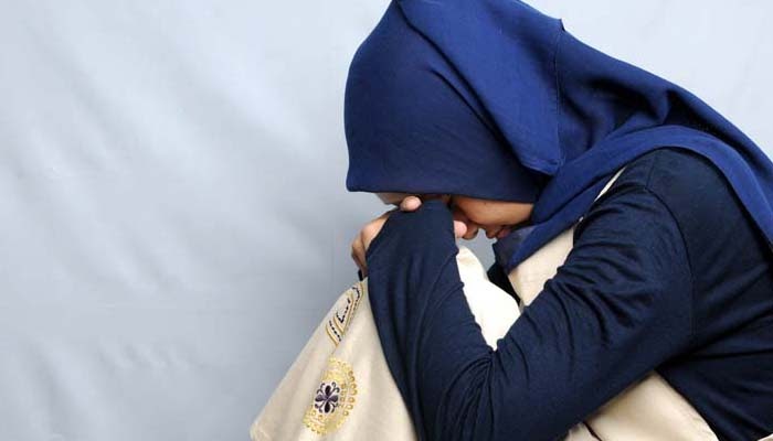 Gambar Wanita  Berjilbab Menangis Sedih  foto cewek cantik