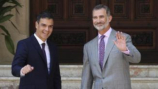 Pedro Sánchez i Felip VI, a les escales del palau de Marivent (EFE)