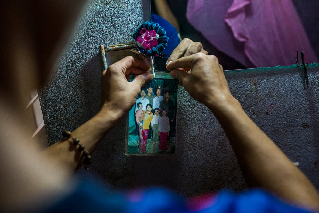 阮庭梁為了幫助養活他的七個兄弟姐妹離開了越南。他臥室的這張照片，是部分家人的合影。