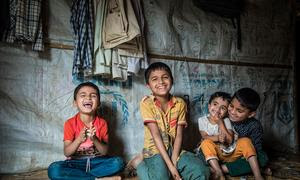 Niños rohingya que viven en un campo de refugiados en Cox's Bazar, Bangladesh, disfrutan de un momento más alegre. 